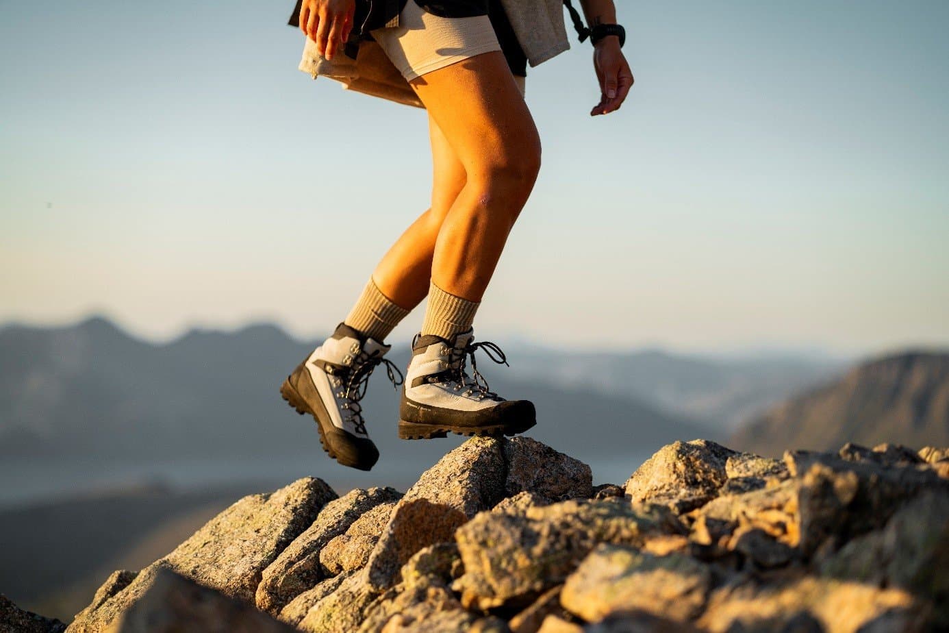 Person som bruker Alfa Sko på fjellet