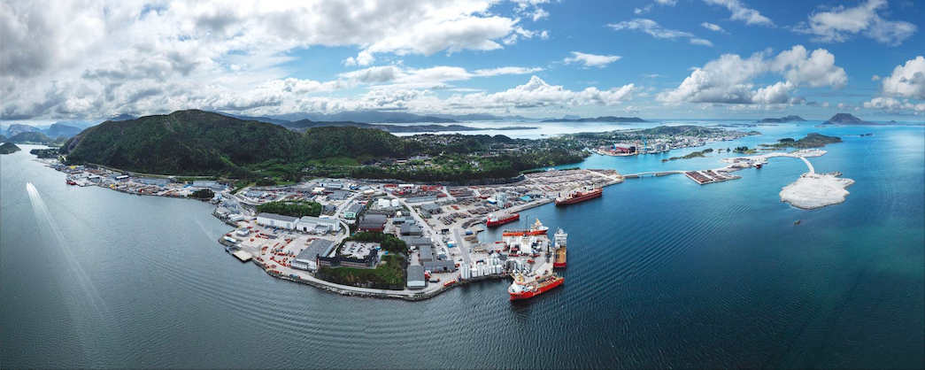 Panoramabilde av havnen i Florø