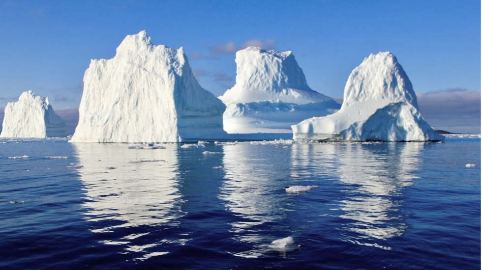 Isfjell i havet