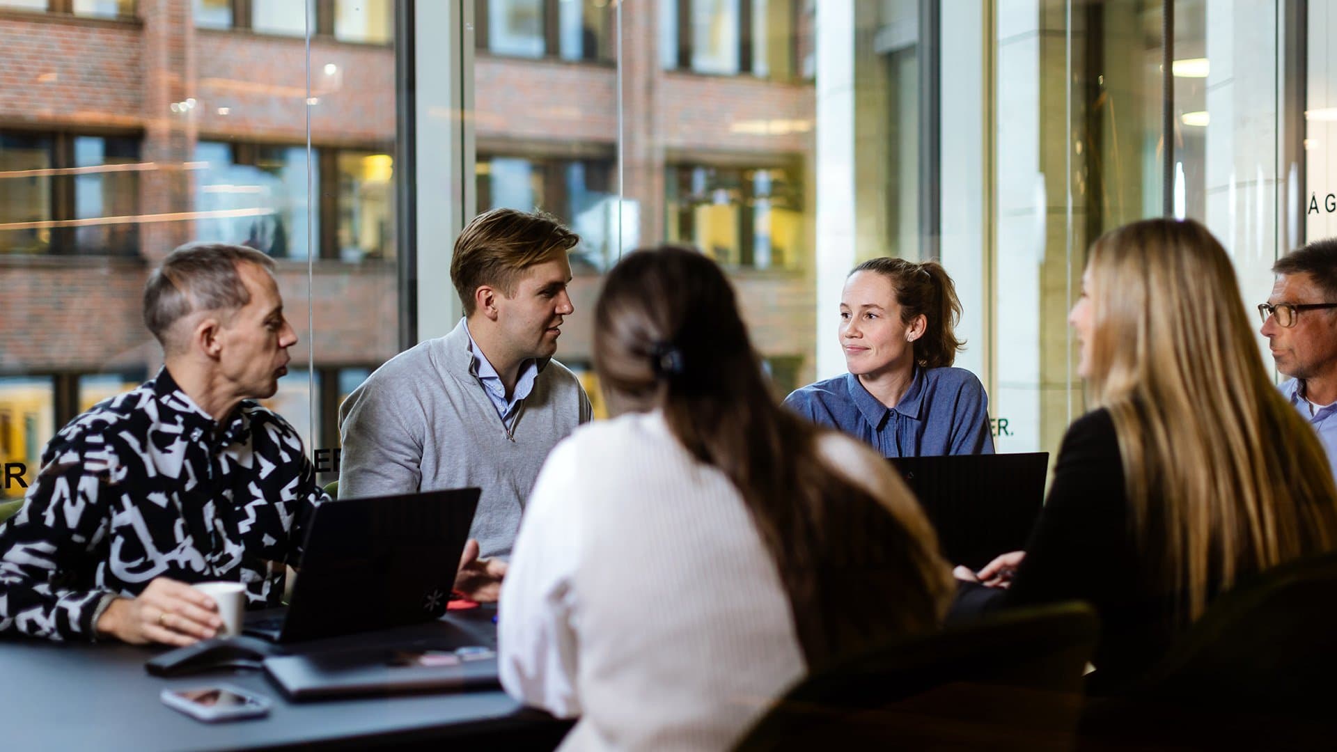 Folk som jobber sammen rundt et bord