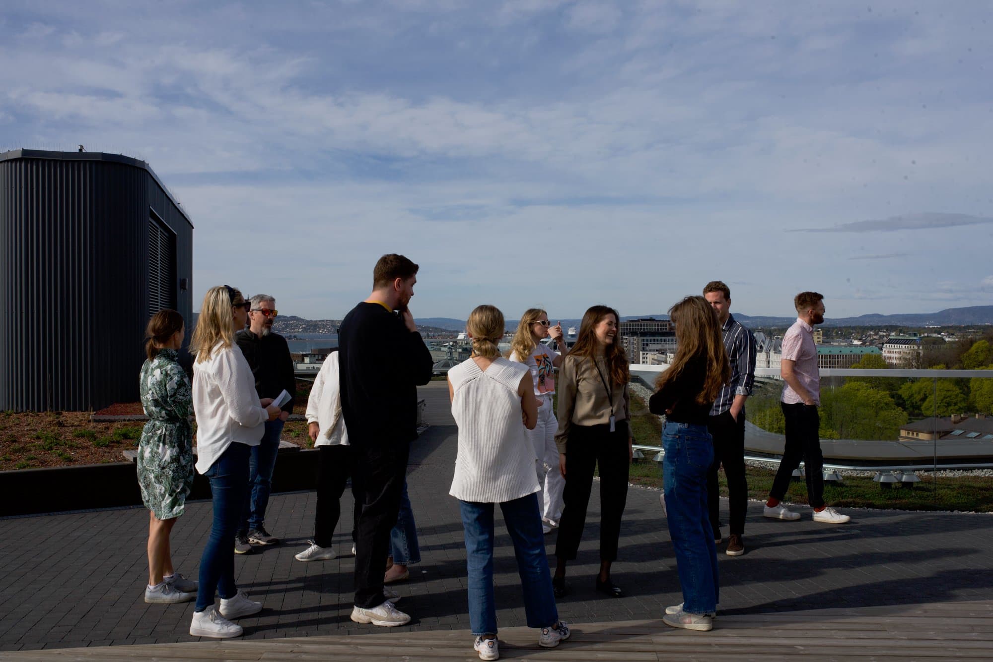 Folk på takterassen i Universitetsgata 1