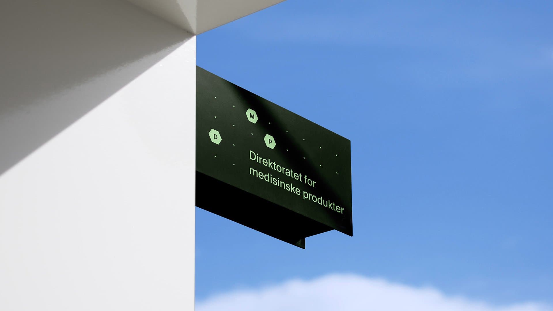 DMP sin nye logo på skilt