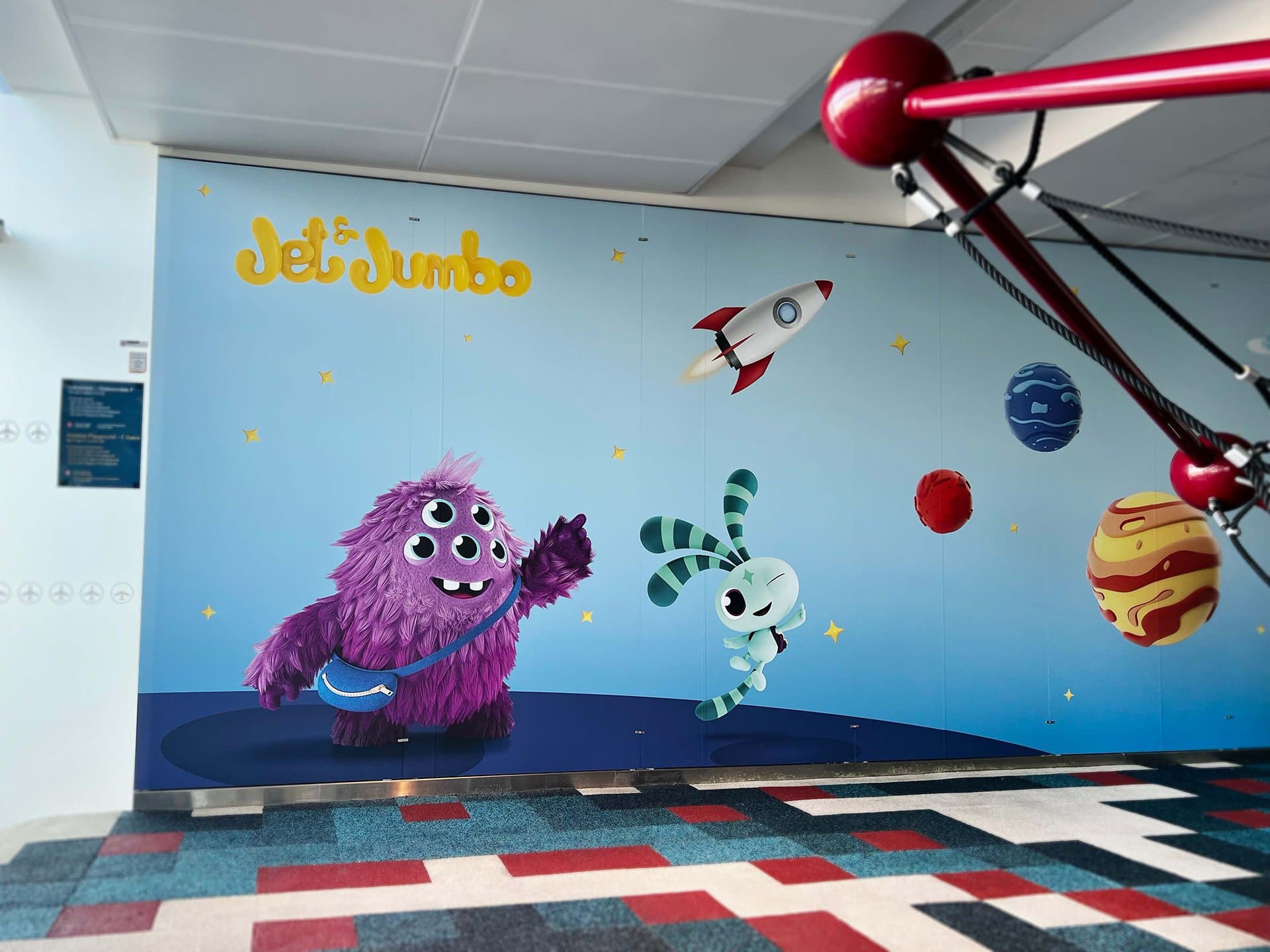 Bilde av maskotene på lekeplassen på Oslo lufthavn
