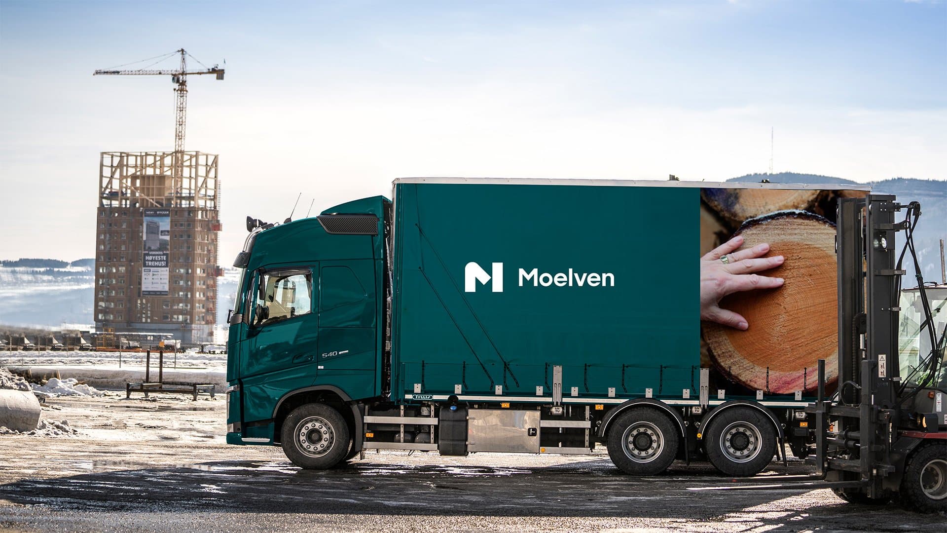 Moelven sin logo på en lastebil