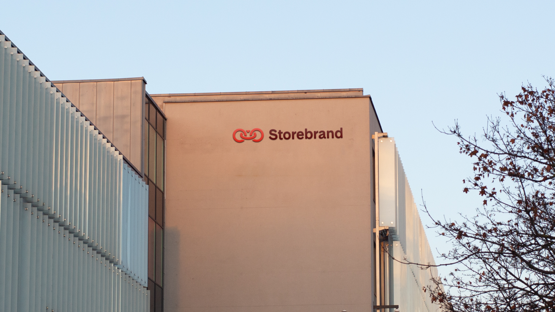 Den nye logoen til storebrand som skilt på en bygning