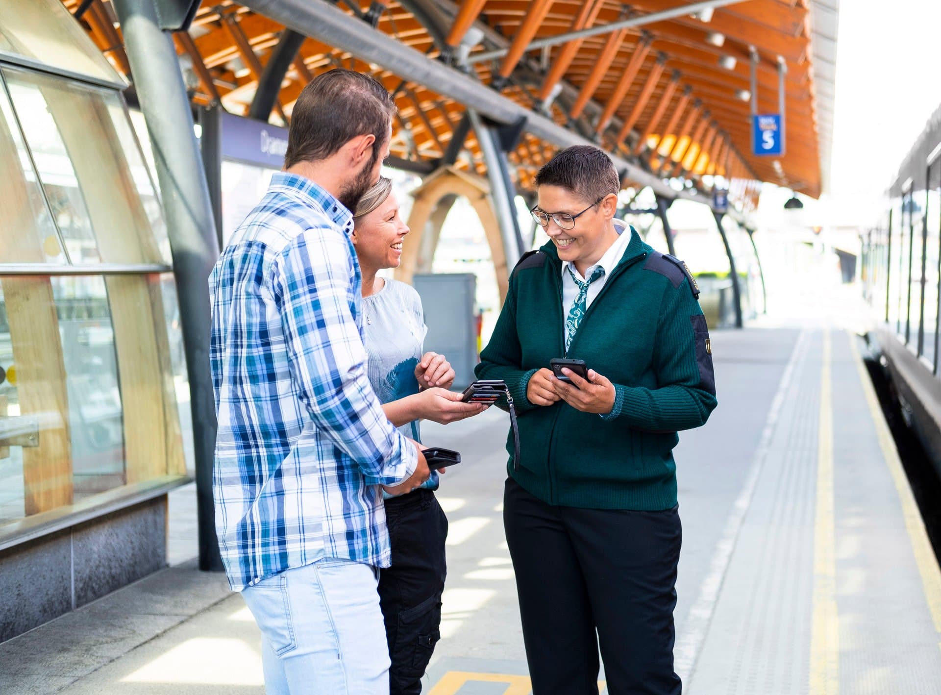 Vy-ansatt som hjelper en kunde