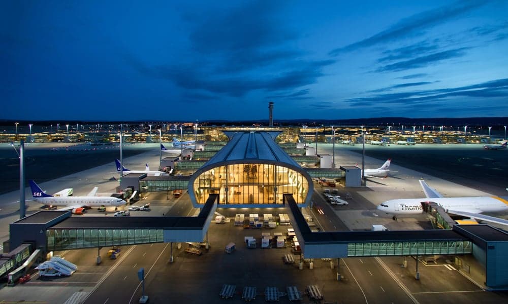Gardermoen flyplass pir Nord på kveldstid