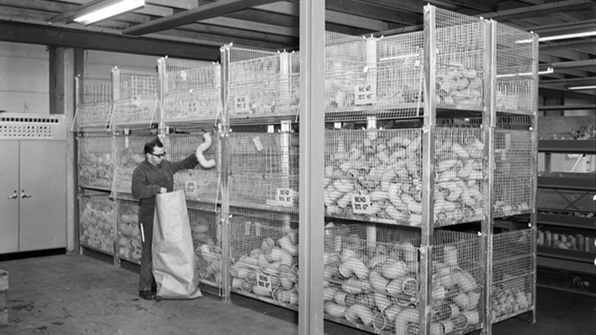 En mann som plukker varer til en ordre