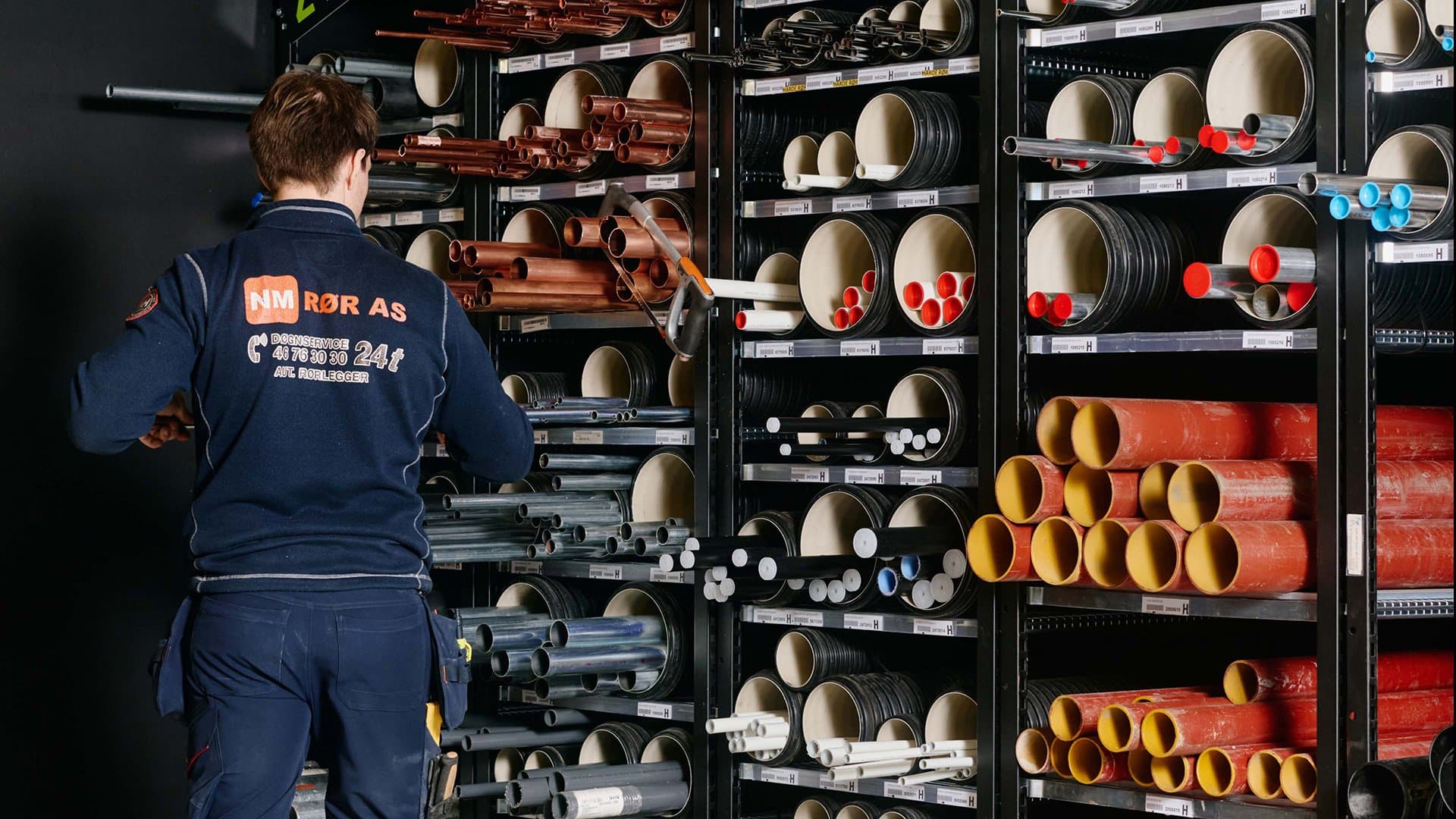 En rørlegger som velger ut rør